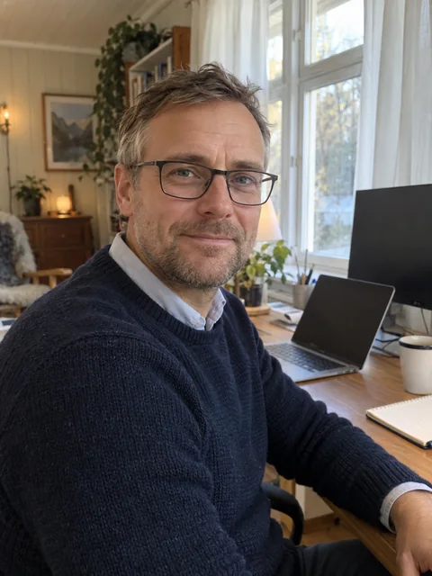Sindre Kristian Larsen Kristoffersen på hjemmekontoret i Fredrikstad